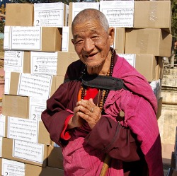 Alter Mnch dankt fr die buddhistischen Bcher, die beim Monlam Chenmo verteilt wurden, Foto von Ed Palmer.
		
