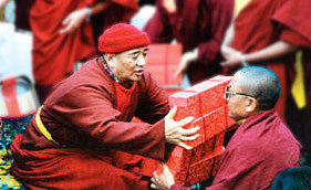 Lama Tarthang Tulku verteilt tibetische Bcher whrend der Welt-Friedens_Zeremonie